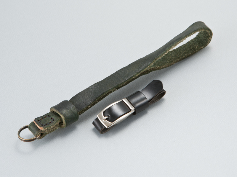<b>weiche Briseのハンドストラップはウォッシュ加工したレザーを使用。価格は4,200円。コードバンの取り付けパーツは1,365円</b>