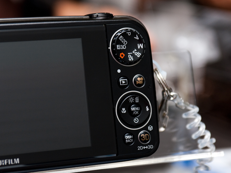 <b>背面操作ボタン類は右側に集約された</b>