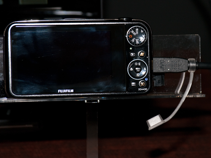 <b>HDMIケーブルを3D対応テレビに接続して画像を写すデモを行なっていた</b>