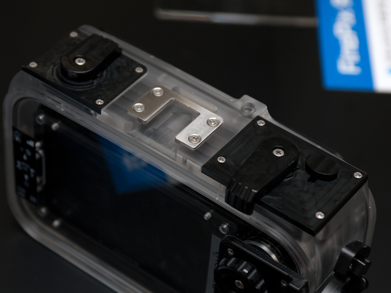 <b>クリップオンストロボを装着できる</b>