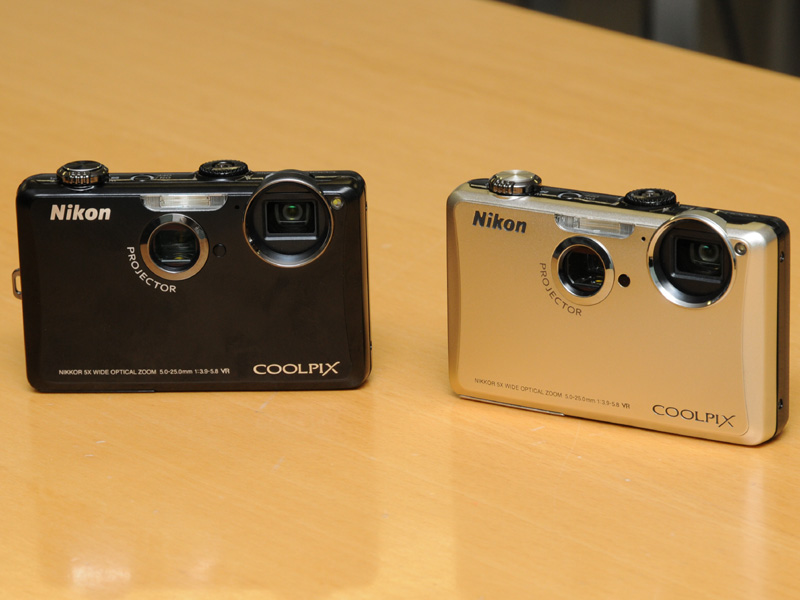 <b>それぞれブラック（左）、シルバー（右）</b>