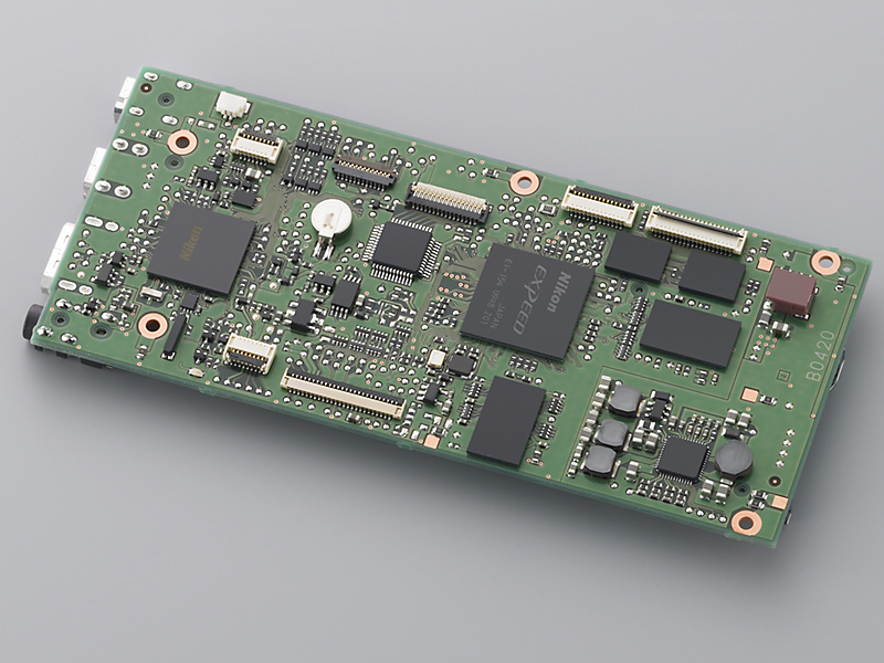 <b>メイン基板。EXPEED2を搭載する</b>