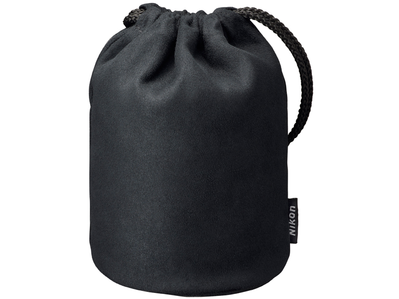 <b>同梱のバヨネットフード「LC-77」（左）とソフトケース「CL-1118」（右）</b>