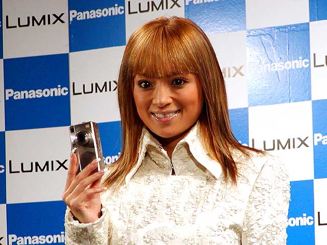 <b>約10年間LUMIXのCMキャラクターを担当した浜崎あゆみさん。2002年2月のLUMIX DMC-F1発表会で</b>