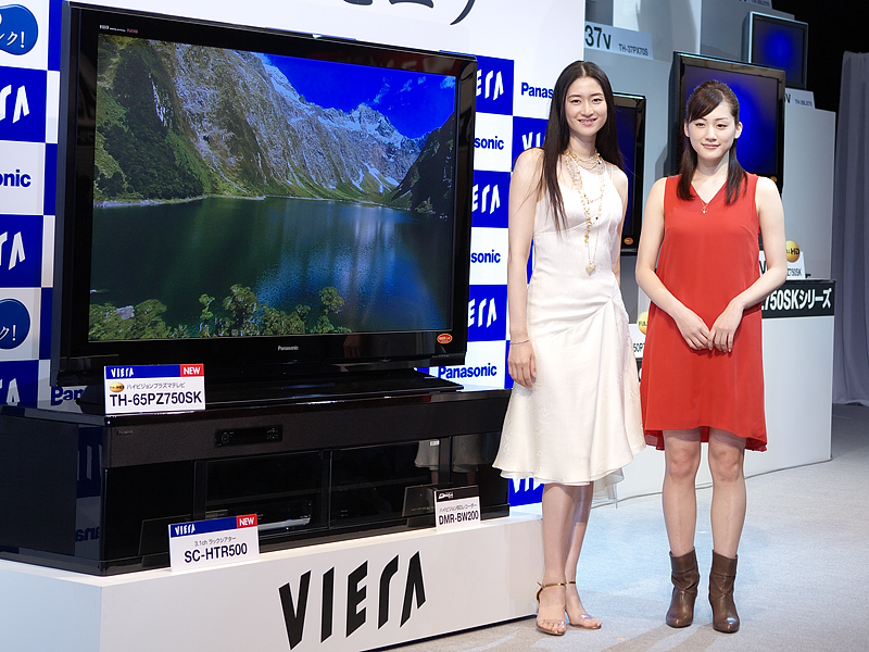 <b>2007年には小雪さんに加え、VIERAブランドのキャラクターに綾瀬はるかさんが加わった</b>