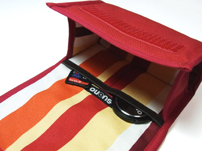 <b>メモリーカードやレンズキャップを収納できるポケットを用意</b>