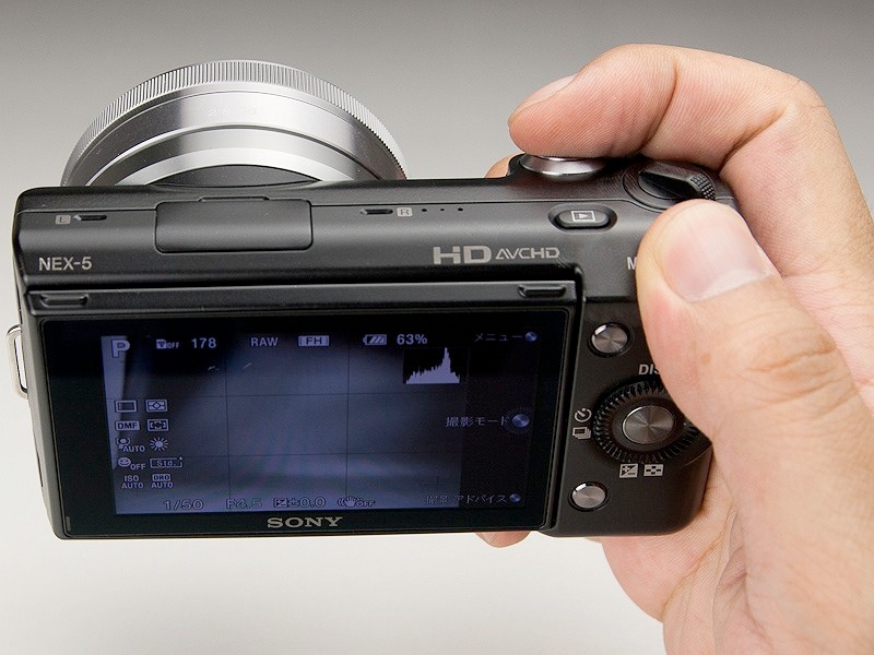 <b>構えるときは、人さし指がシャッターボタン、親指が動画ボタンにあると操作しやすい。レンズの左右の位置にマイクが配置されている</b>