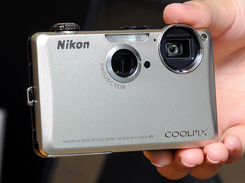 <b>ニコンが16日に発売するプロジェクター内蔵コンパクトデジタルカメラ「COOLPIX S1100pj」</b>