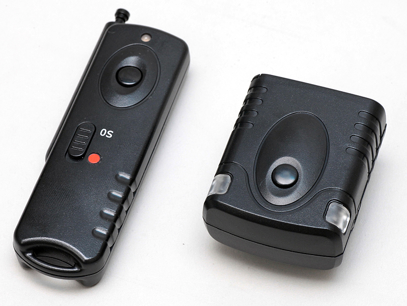 <b>UNX-4857。送信機（左）と受信機（右）</b>