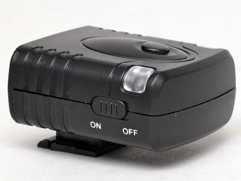 <b>受信機はホットシューに装着可能</b>