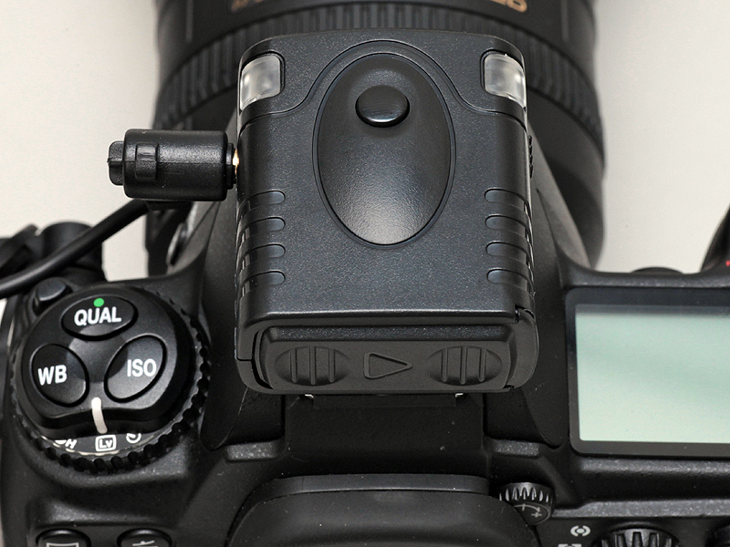 <b>受信機の上にもレリーズボタンを備えており、動作の確認ができる</b>