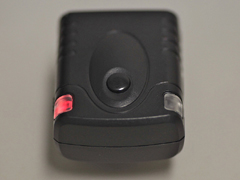 <b>受信機のLEDの様子。半押し動作で赤色に発光し、全押しすると青色になる</b>