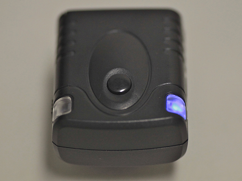 <b>受信機のLEDの様子。半押し動作で赤色に発光し、全押しすると青色になる</b>