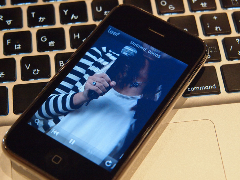 <b>拡大したところ。モデルの手が画面全体に表示される程度までさらに拡大できた</b>