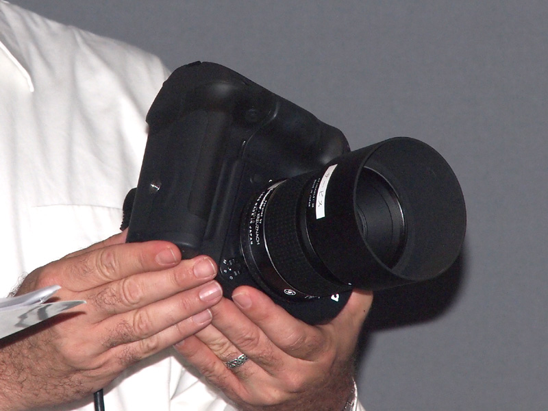 <b>フラッシュトリガーを内蔵するVグリップを装着したところ</b>