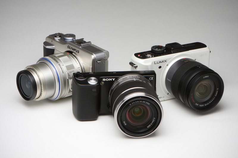 <b>左からオリンパス・ペンライトE-PL1、ソニーNEX-5、パナソニックLUMIX DMC-GF1</b>