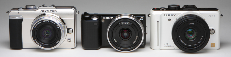 <b>左よりE-PL1、NEX-5、DMC-GF1。このように並べるとNEX-5の小ささが際立つ。カメラ背面の写真では、マウント外周部分が一際目立つ</b>