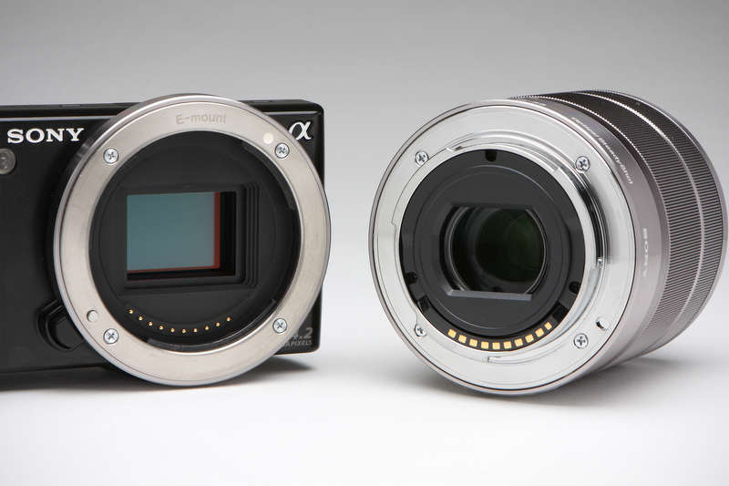 <b>各カメラのマウント。フランジバックはNEX-5が18mm、マイクロフォーサーズであるE-PL1とGF1が20mm。いずれもマウント面のすぐ近くにイメージセンサーが備わる</b>