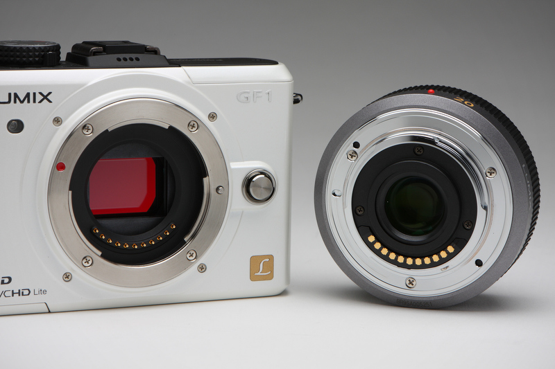 <b>各カメラのマウント。フランジバックはNEX-5が18mm、マイクロフォーサーズであるE-PL1とGF1が20mm。いずれもマウント面のすぐ近くにイメージセンサーが備わる</b>