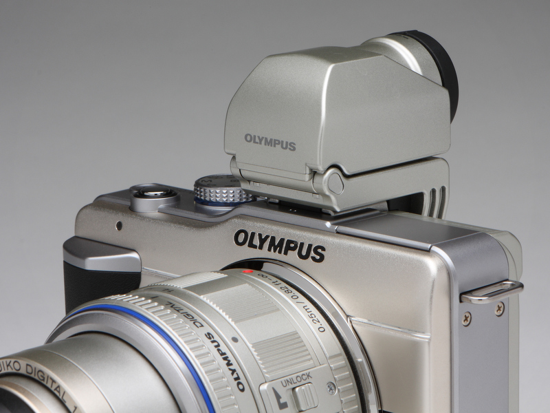 <b>オプションとしてEVFを用意するのはE-PL1とDMC-GF1。E-PL1用のVF-2は144万ドット、1.15倍。DMC-GF1用のDMW-LVF1は20.3万ドット、倍率1.04倍。望遠レンズの使用では必需品ともいえるものだ</b>