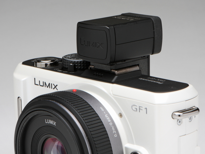 <b>オプションとしてEVFを用意するのはE-PL1とDMC-GF1。E-PL1用のVF-2は144万ドット、1.15倍。DMC-GF1用のDMW-LVF1は20.3万ドット、倍率1.04倍。望遠レンズの使用では必需品ともいえるものだ</b>