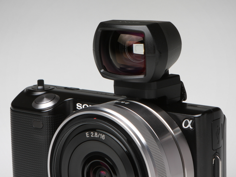 <b>NEX-5とE-PL1にはオプションの光学ファインダーが用意されている。NEX-5のFDA-SV1はE 16mm F2.8用、E-PL1のVF-1はM.ZUIKO DIGITAL 17mm F2.8用。スナップ撮影のときなど重宝するアイテムだ</b>