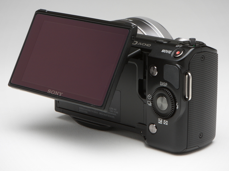 <b>このなかでは唯一NEX-5はバリアングルタイプの液晶モニターを備える。可動は上下方向のみで、上方向に80°、下方向に45°のチルトが可能</b>