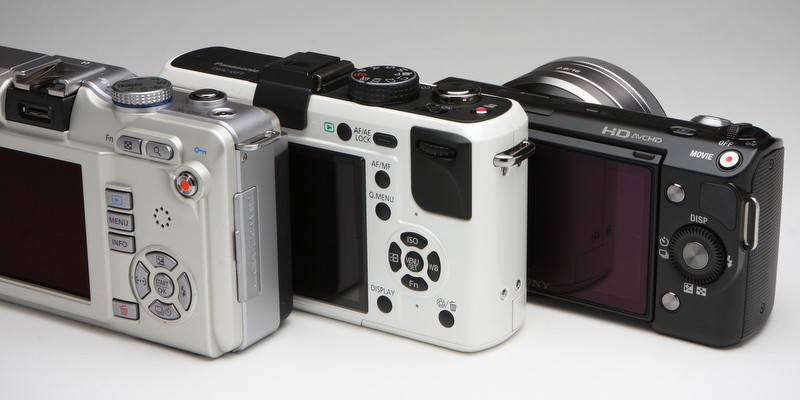 <b>ボタンの形状や数こそ異なるものの、基本的な操作は近いものがある。ただし、DMC-GF1はカメラを構えた右手親指のところにコマンドダイヤルを備え、露出と露出補正の設定を素早く行なうことができ便利</b>