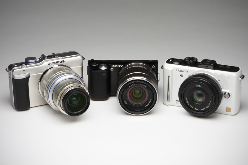 <b>左からオリンパス・ペンライトE-PL1、ソニーNEX-5、パナソニックLUMIX DMC-GF1</b>