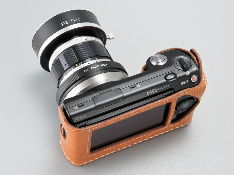 <b>muk selectで取り扱うペンFマウントアダプターは、レンズ指標がわずかに右側に傾く</b>