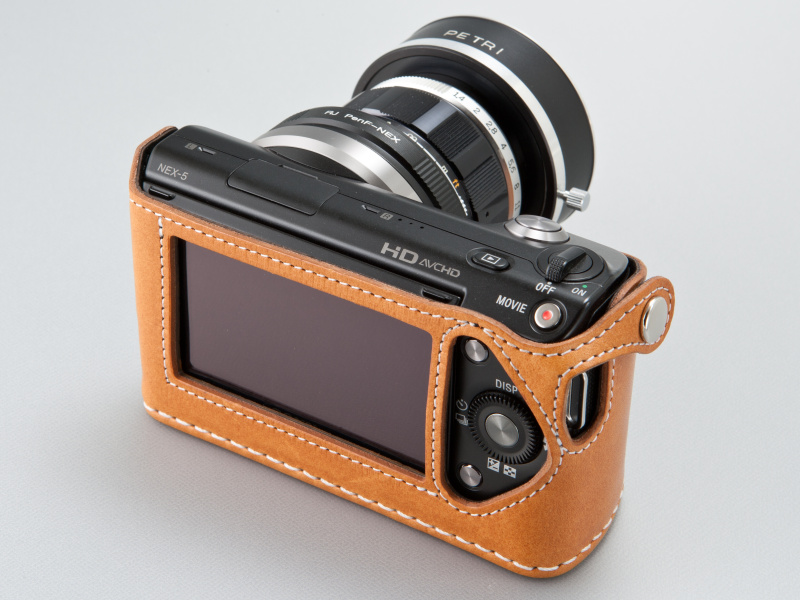 <b>Aki-Asahiのケースは背面を覆ってフィット感を重視するため、液晶チルトは使用できない</b>