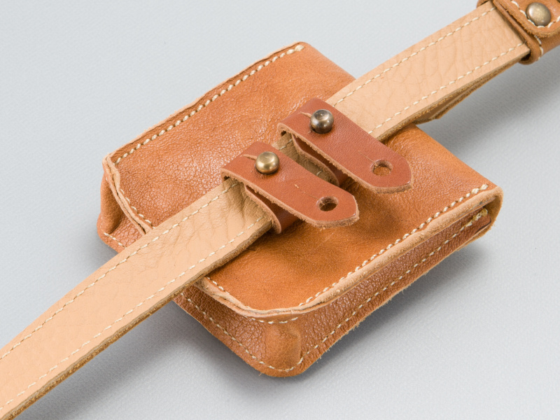 <b>裏面はホックになっていて、ストラップなどに装着できる。最大25mm幅まで対応している</b>