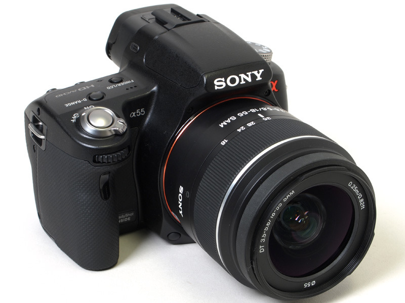 <b>α55。装着レンズは標準ズームキットの「DT 18-55mm F3.5-5.6 SAM」</b>