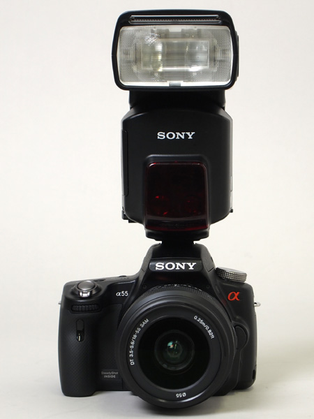 <b>「HVL-58AM」を装着。レンズはDT 18-55mm F3.5-5.6 SAM</b>