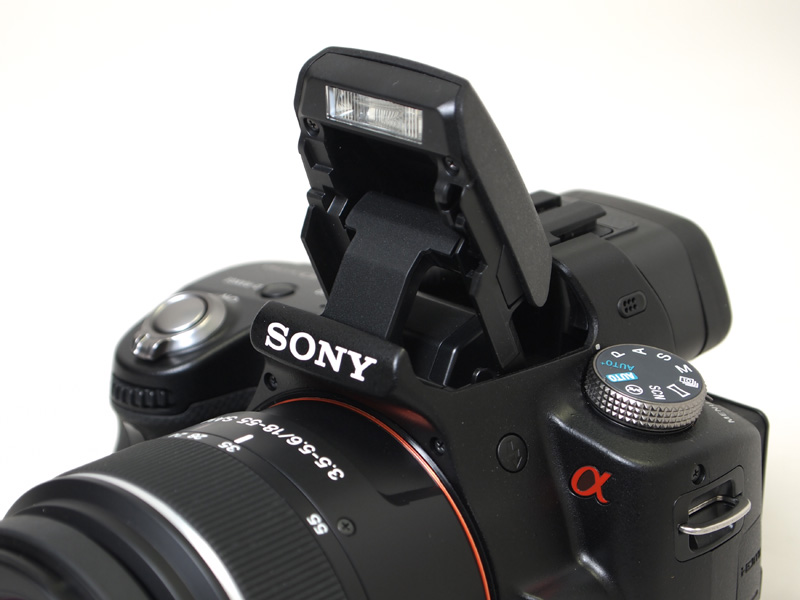 <b>内蔵ストロボをポップアップしたところ</b>