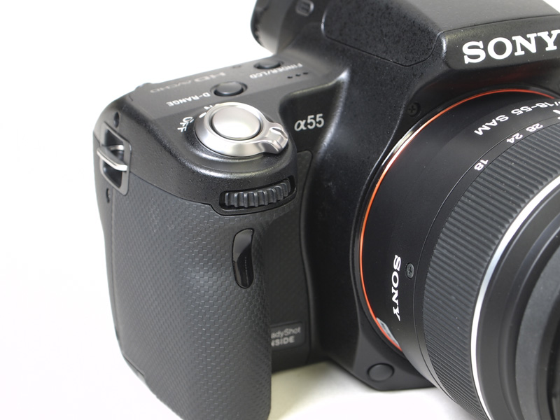 <b>電源スイッチはレリーズボタンと同軸に配置。リモコン受光部も備える</b>