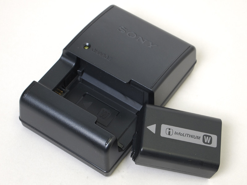 <b>バッテリーはNEX-5やNEX-3と共用の「NP-FW50」。チャージャーは「BC-VW1」</b>