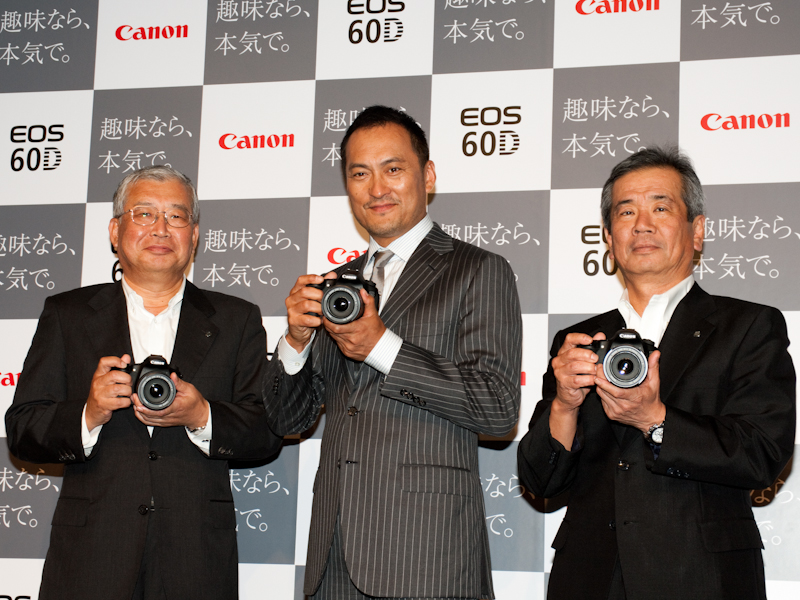 <b>左からキヤノンマーケティングジャパン代表取締役社長の川崎正己氏、渡辺謙さん、キヤノン常務取締役イメージコミュニケーション事業本部長の真栄田雅也氏</b>