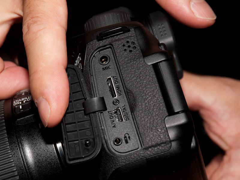 <b>HDMI端子など外部出力端子を側面に備える</b>