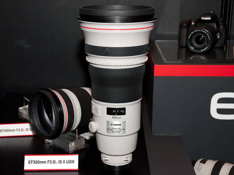 <b>EF 400mm F2.8 L IS II USM。「EF 300mm F2.8 L IS II USM」と「EF 400mm F2.8 L IS II USM」は、スポーツや報道分野のカメラマンの要望に応え、高画質化とともに軽量化を図ったという</b>