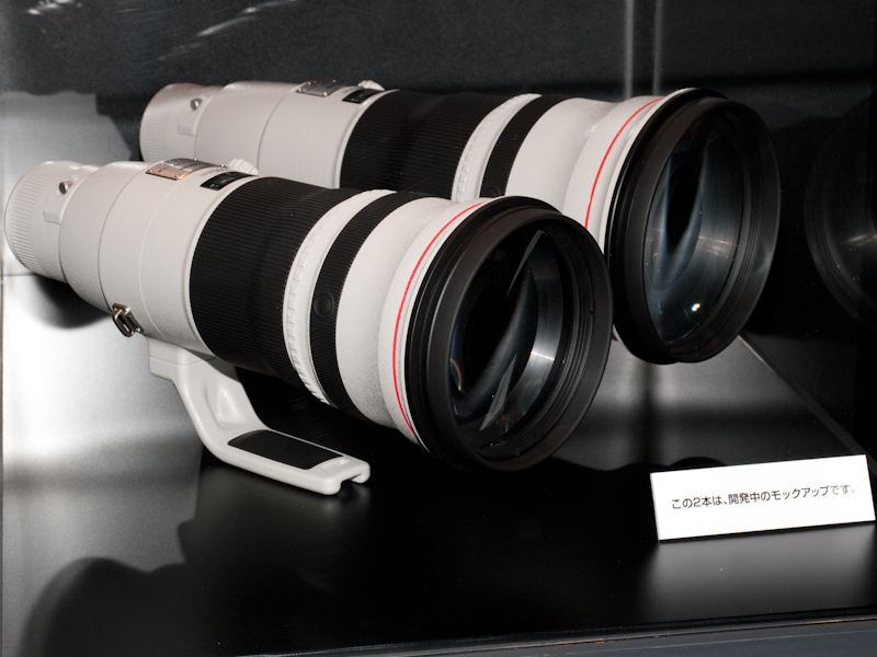 <b>「EF 500mm F4 L IS II USM」（手前）と「EF 600mm F4 L IS II USM」（奥）のモックアップを展示した</b>