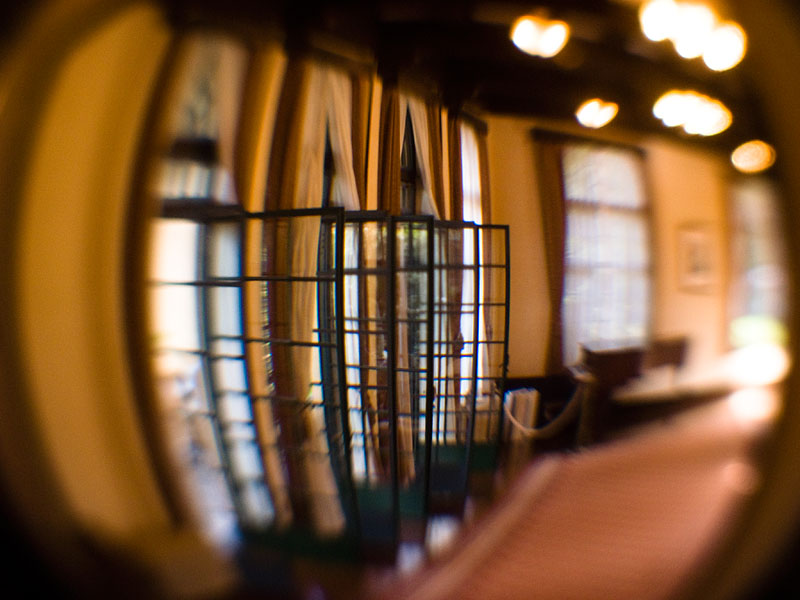 <b>このレンズを使うと遠近感と歪みが強調された面白い描写になる。ただ、直径50mmのガラス玉というのはかなり重たいし、使う意味はあまりないと思います（笑）。値段も高くなるし、せいぜい30mmぐらいでいいんじゃないかな。リコーCaplio GX100+直径50mmのクリスタルガラス球</b>