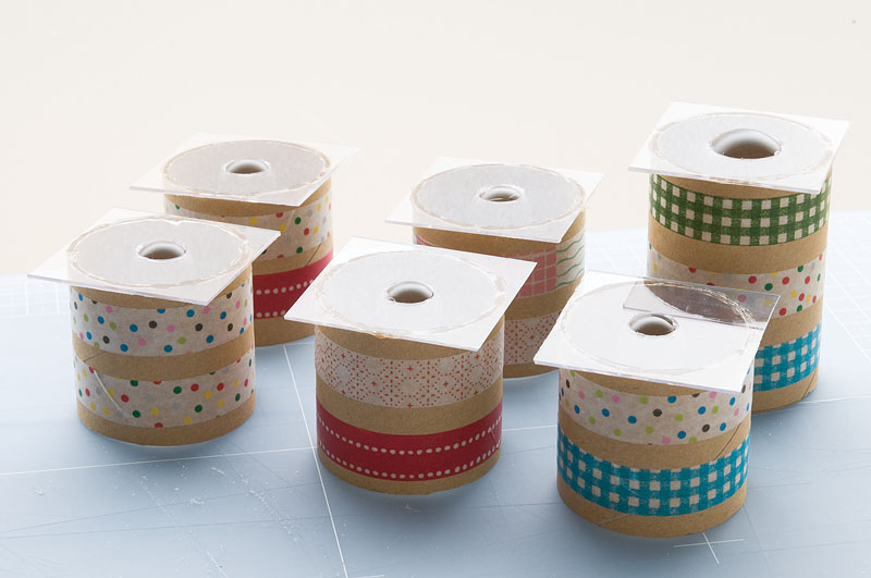 <b>ワークショップの前日に参加者用に作った宙玉レンズ。女性の参加者が多いということで、カラフルなマスキングテープを張り、“カワイイー”と言わせようとしました（笑）</b>