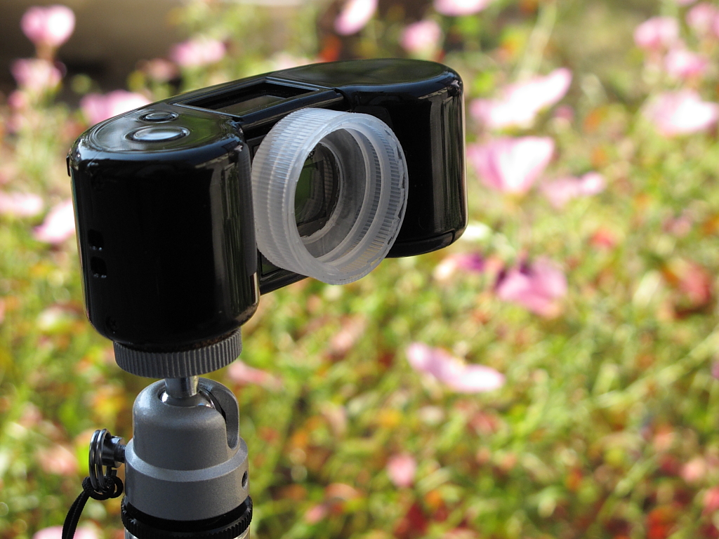 <b>容器のフタがカメラに取り付けてあって、宙玉部の着脱も可能</b>