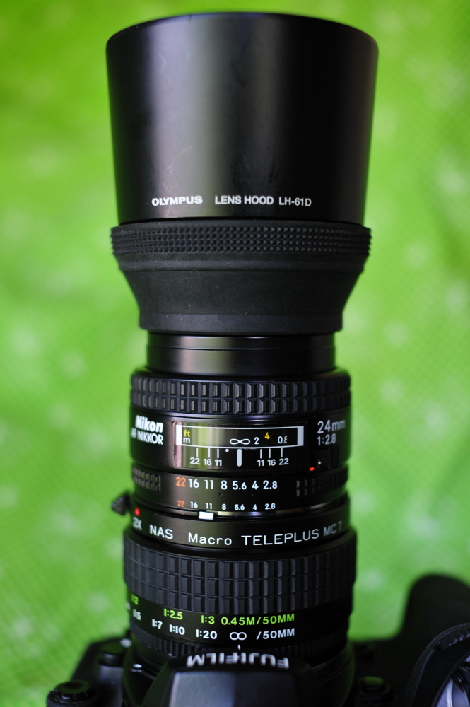 <b>オリンパスの「ZUIKO DIGITAL ED 40-150mm F4-5.6」に付属したフードに宙玉レンズを装着。そのフードとニコンの24mmレンズはラバーフードを介して接続。さらにレンズとボディの間にはケンコー製のヘリコイド付のテレコン、マクロテレプラスが入っているとのこと</b>
