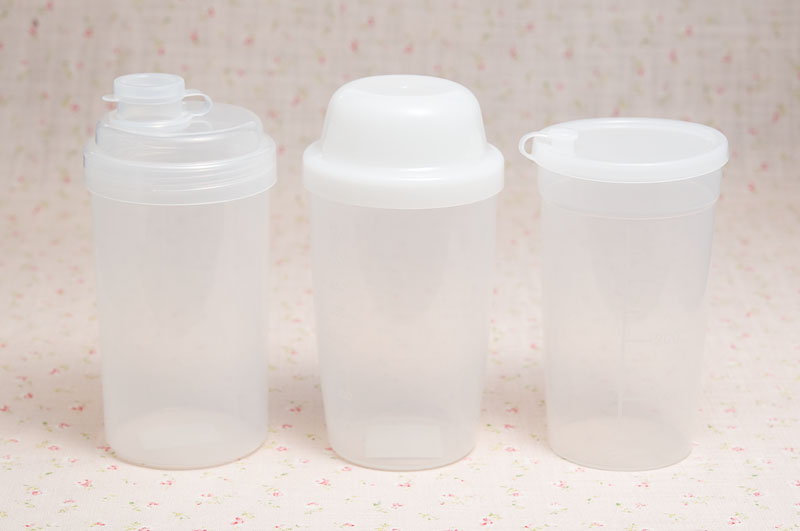 <b>100円ショップで買ったプラスティックの密閉容器。鏡筒の素材に利用できる。その他、シャンプーの容器、ガムの容器などいろんな容器が利用できる</b>