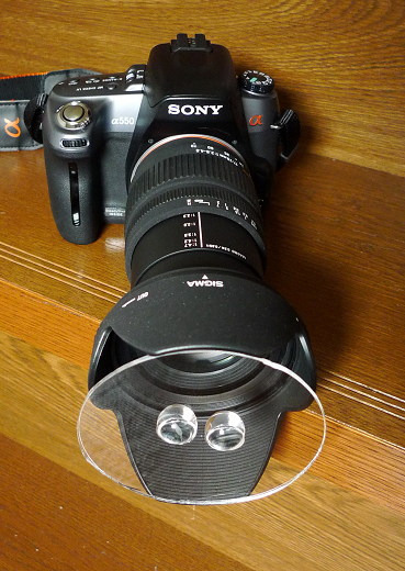 <b>クローズアップレンズ等も付けていないし、フードにはめ込んだだけだから、すごくシンプルな仕組みだ</b>