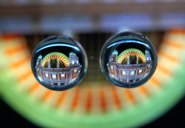 <b>2つ透明球を並べると、それぞれで映る像は変わってくる。1つ目の時とはまた違ったイメージだ</b>