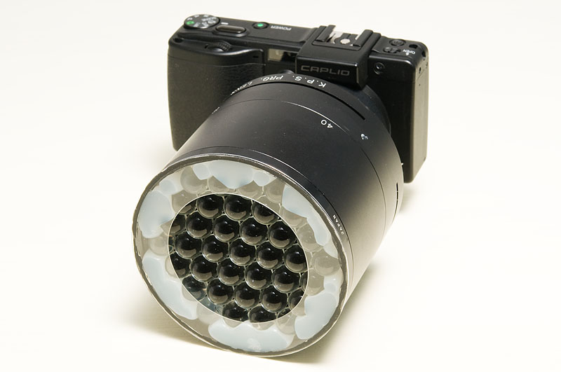 <b>小さなガラス玉を1個1個接着して作った。現在は壊れてバラバラになってしまいました</b>