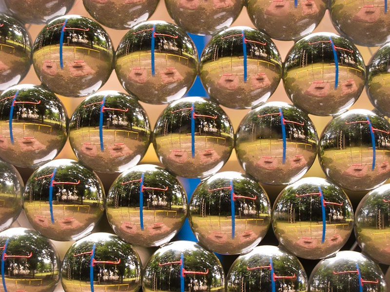 <b>これは公園のブランコを撮った写真なんだけど、なんだかよく分かりませんね。リコーCaplio GX100+ガラス製複眼レンズ</b>